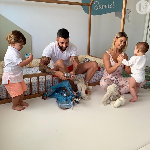 Andressa Suita postou foto com o marido e os filhos na web