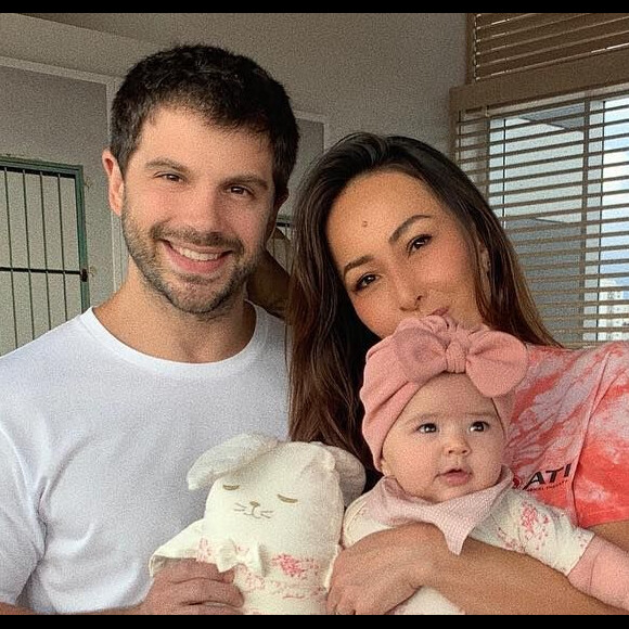 Vestido da sobrinha, bota e turbante: Sabrina Sato investe na tendência do militarismo para look de Zoe.