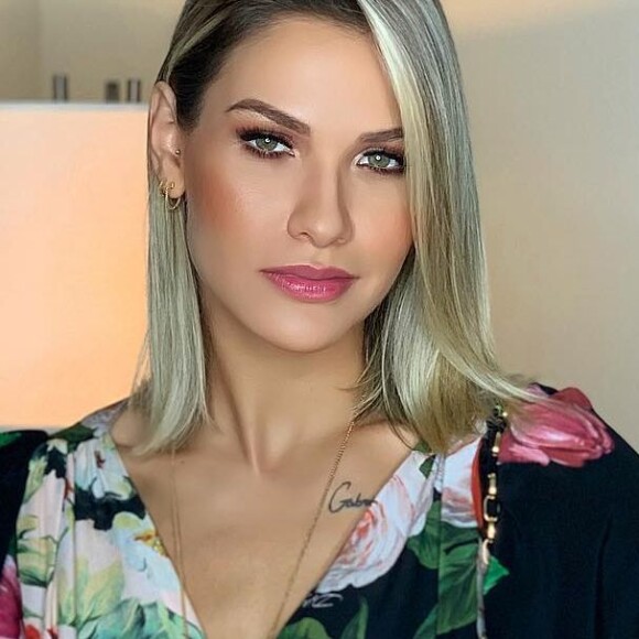 Andressa Suita usa look grifado de R$ 14 mil e dança com Gusttavo Lima em show na noite de segunda-feira, dia 22 de abril de 2019