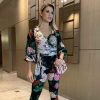 Andressa Suita escolheu um conjunto Dolce & Gabbana e bolsa da marca italiana para o show do marido no Rio de Janeiro