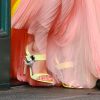 Taylor Swift combinou sandália amarela com detalhe do vestido em look grifado e romântico
