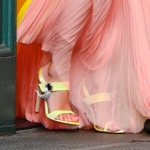 Taylor Swift combinou sandália amarela com detalhe do vestido em look grifado e romântico