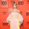 Taylor Swift usou vestido fluido da grife J.Mendell