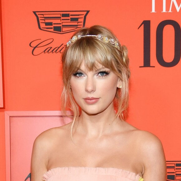 Taylor Swift usou vestido fluido da grife J.Mendell
