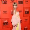 Taylor Swift usou vestido com mangas bufantes e dramáticas em look grifado