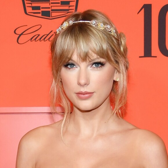 Taylor Swift escolheu usar uma tiara de flores em joia para penteado no cabelo