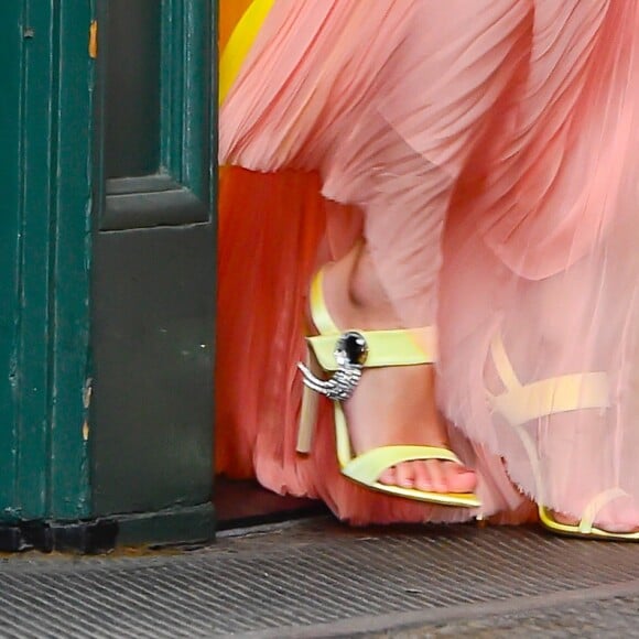 Taylor Swift e o detalhe da sandália em tom de amarelo