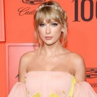 Taylor Swift combina detalhe amarelo do vestido com sandália em look 'fada'