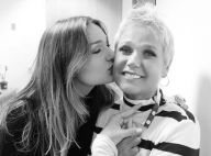 Cabeleireira por um dia: Sasha raspa cabelo da mãe, Xuxa Meneghel. 'Sem treino'