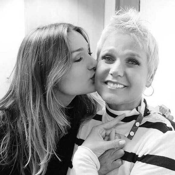 Cabeleireira por um dia: Sasha raspa cabelo da mãe, Xuxa Meneghel, em vídeo compartilhado pela apresentadora nesta quarta-feira, dia 24 de abril de 2019A gente se conheceu em uma festa. Uma festa que eu quase não fui porque eu estava voltando de Itaipava, estava chovendo muito mesmo e eu estava cansada. Então, obrigada, Universo!
