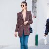 Blazer de tweed com fundo escuro com jeans: elegância e casualidade nos corredores da São Paulo Fashion Week