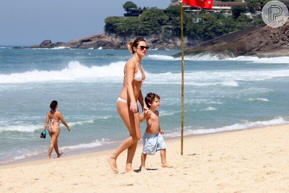 Leticia Birkheuer levou o filho, João Guilherme, à praia, nesta quarta-feira, 8 de outubro de 2014, quando o menino completa 3 anos