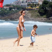 Letícia Birkheuer, da novela 'Império', leva o filho, João Guilherme, à praia