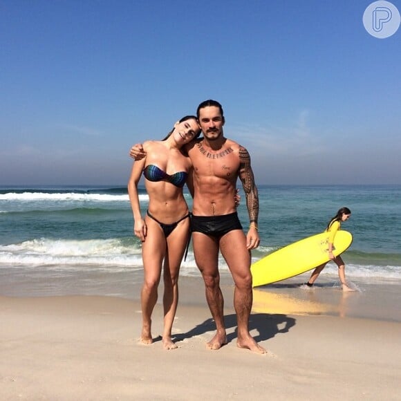 Deborah Secco está em ótima forma e exibe seu corposarado em dia de praia com amigo