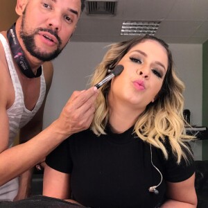 Combinação elegante: Marilia Mendonça usou sombra marrom, olhos contornados no degradê de preto com marrom e boca rosa