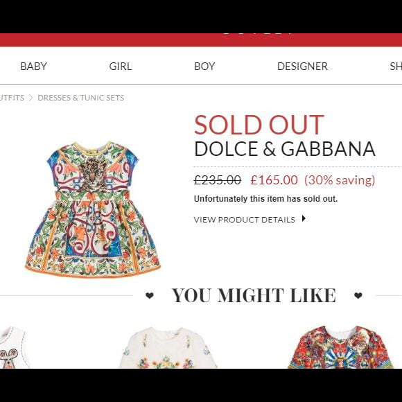 Filha de Sabrina Sato, Zoe usou o Majolica Baby Dress Set, da coleção 2018 da Dolce & Gabbana