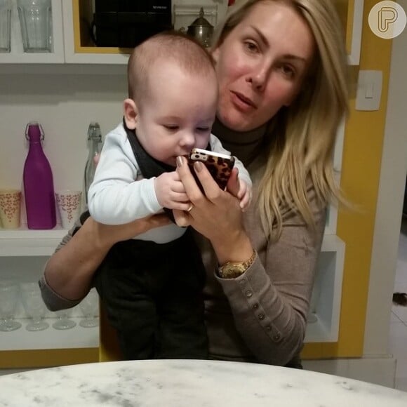 Ana Hickmann gosta de alimentar o filho, Alexandre Jr., de maneira saudável