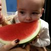 O bebê de 7 meses também gosta de comer frutas