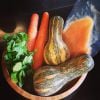 Ana Hickmann postou no Instagram uma foto com os ingredientes da papinha ensinada aos leitores do Purepeople. 'Cardápio de hoje: agrião, cenoura, abobrinha paulista e frango', postou a apresentadora do 'Programa da Tarde'