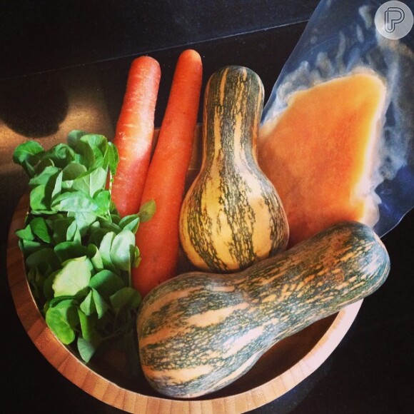 Ana Hickmann postou no Instagram uma foto com os ingredientes da papinha ensinada aos leitores do Purepeople. 'Cardápio de hoje: agrião, cenoura, abobrinha paulista e frango', postou a apresentadora do 'Programa da Tarde'