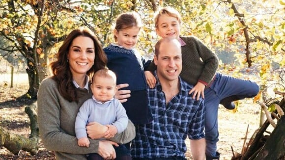Princesa Charlotte prova que usa roupas acessíveis igual sua mãe, Kate Middleton e o príncipe Louis em fotos oficiais