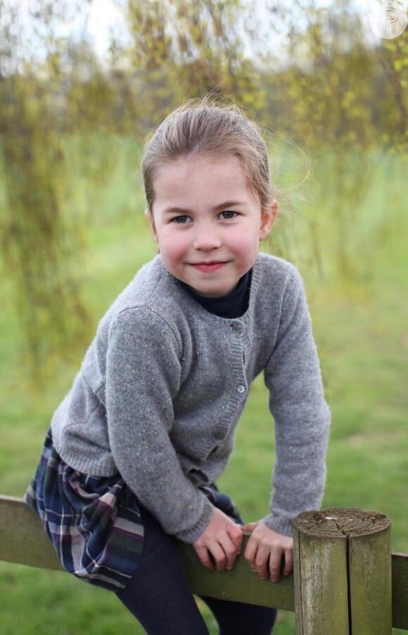 Princesa Charlotte usou suéter cinza e vestido xadrez tartan em outras fotos