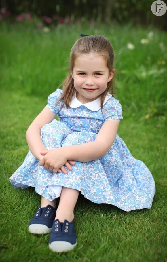 Estilosa, princesa Charlotte combina vestido azul com estampa liberty e tênis