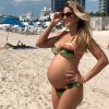 Ticiane Pinheiro exibiu barriga de gravidez em dia de praia