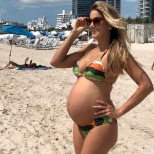 Ticiane Pinheiro exibiu barriga de gravidez em dia de praia