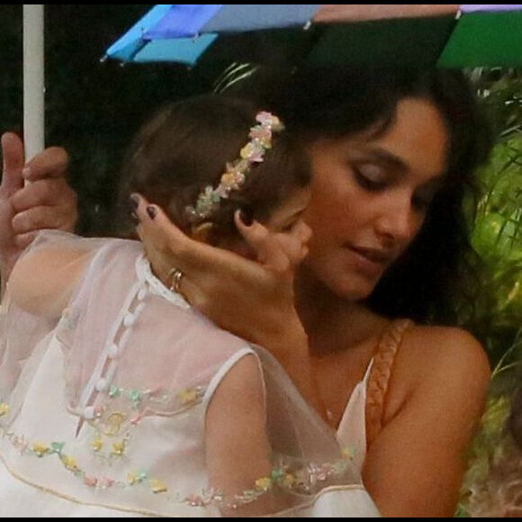 Débora Nascimento comemorou o primeiro aniversário da filha, Bella, com José Loreto