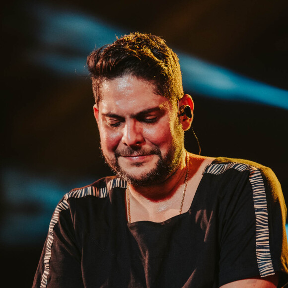 Jorge, dupla de Mateus, se emociona no palco do Villa Mix