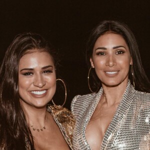 Simone e Simaria posam juntas nos bastidores do Villa Mix, em Brasília