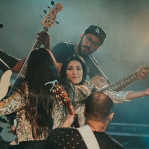 Simone e Simaria rebolam no palco do Villa Mix e levam fãs à loucura