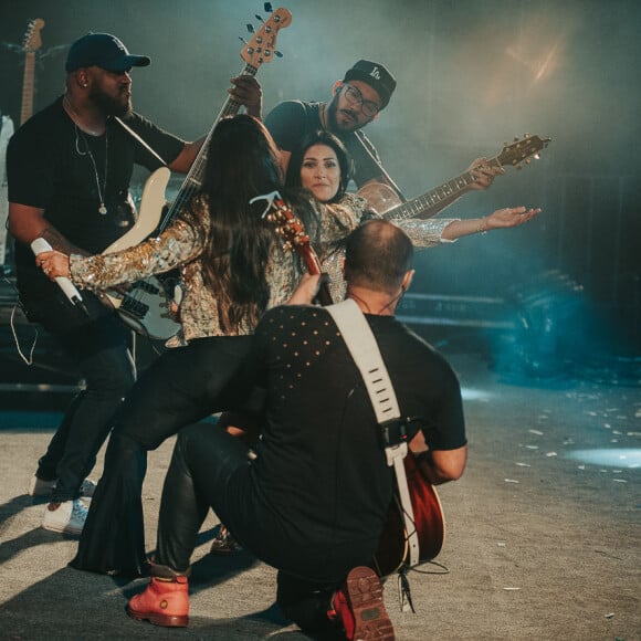 Simone e Simaria rebolam no palco do Villa Mix e levam fãs à loucura