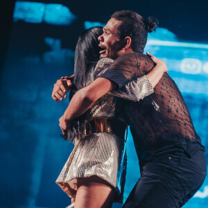 Simaria retribui abraço de fã no palco do Villa Mix