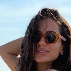 Internautas elogiaram boa forma de Anitta em foto de biquíni