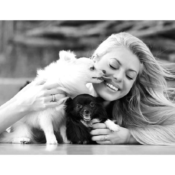 A modelo Carol Bitttencourt tentou salvar seus cachorros, mas não conseguiu e entrou em pânico