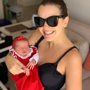 Thaeme Mariôto festejou ao clicar a filha, Liz, de 16 dias, já com furinho na orelha: 'Pequenina da mamãe'