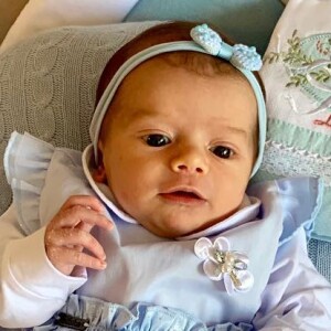 Liz, filha de Thaeme Mariôto, já está com a orelha furada