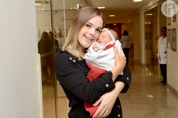 Thaeme Mariôto deu à luz através de uma cesária após quase 40 horas de parto