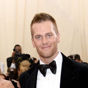 Gisele Bündchen comparece ao MET Gala 2014 com o marido, Tom Brady