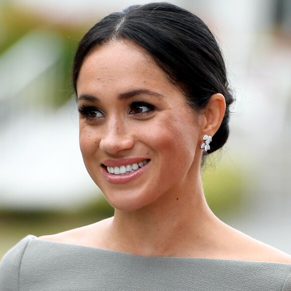 'Estou feliz em anunciar que Meghan e eu tivemos um menino nesta manhã. Um menino bem saudável. Mãe e bebê estão passando incrivelmente bem', contou Harry