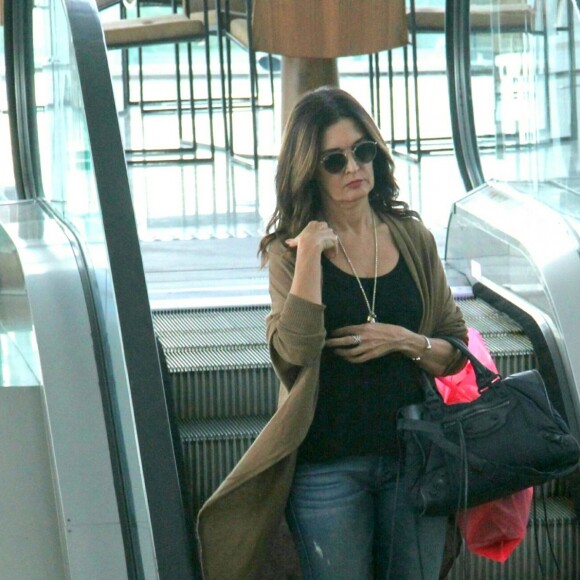 Fátima Bernardes foi às compras sozinha e com look casual