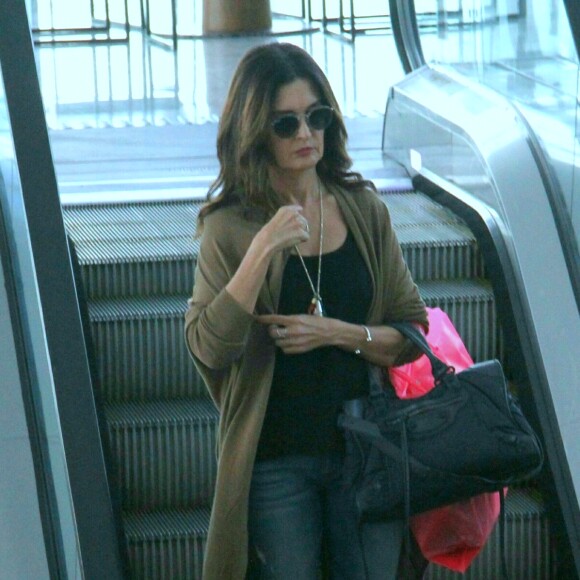 Fátima Bernardes passeia em shopping e anel de compromisso rouba a cena em fotos