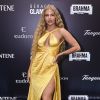 Para o Prêmio Geração Glamour, Luísa Sonza apostou em um vestido longo amarelo e sandálias de tiras e plataforma Versace