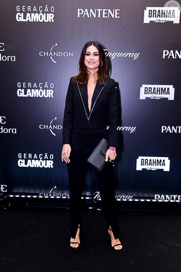 Thaila Ayala apostou em alfaiataria preta de Yves Saint Laurent para o Prêmio Geração Glamour
