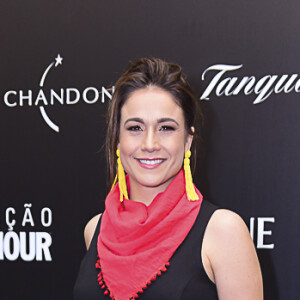 O lenço vermelho deu o toque charmoso ao macacão todo preto de Fernanda Gentil no Prêmio Geração Glamour