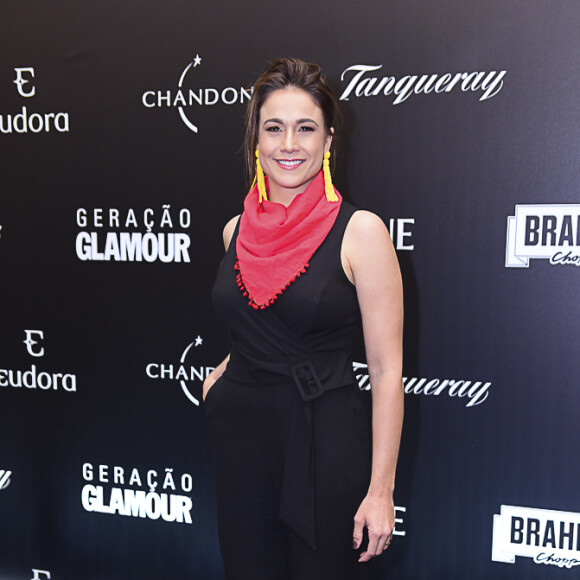O lenço vermelho deu o toque charmoso ao macacão todo preto de Fernanda Gentil no Prêmio Geração Glamour