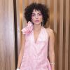 Julia Konrad apostou em um visual retrô todo rosa para Prêmio o Geração Glamour