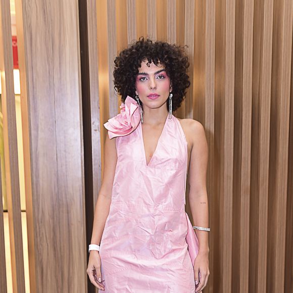 Julia Konrad apostou em um visual retrô todo rosa para Prêmio o Geração Glamour